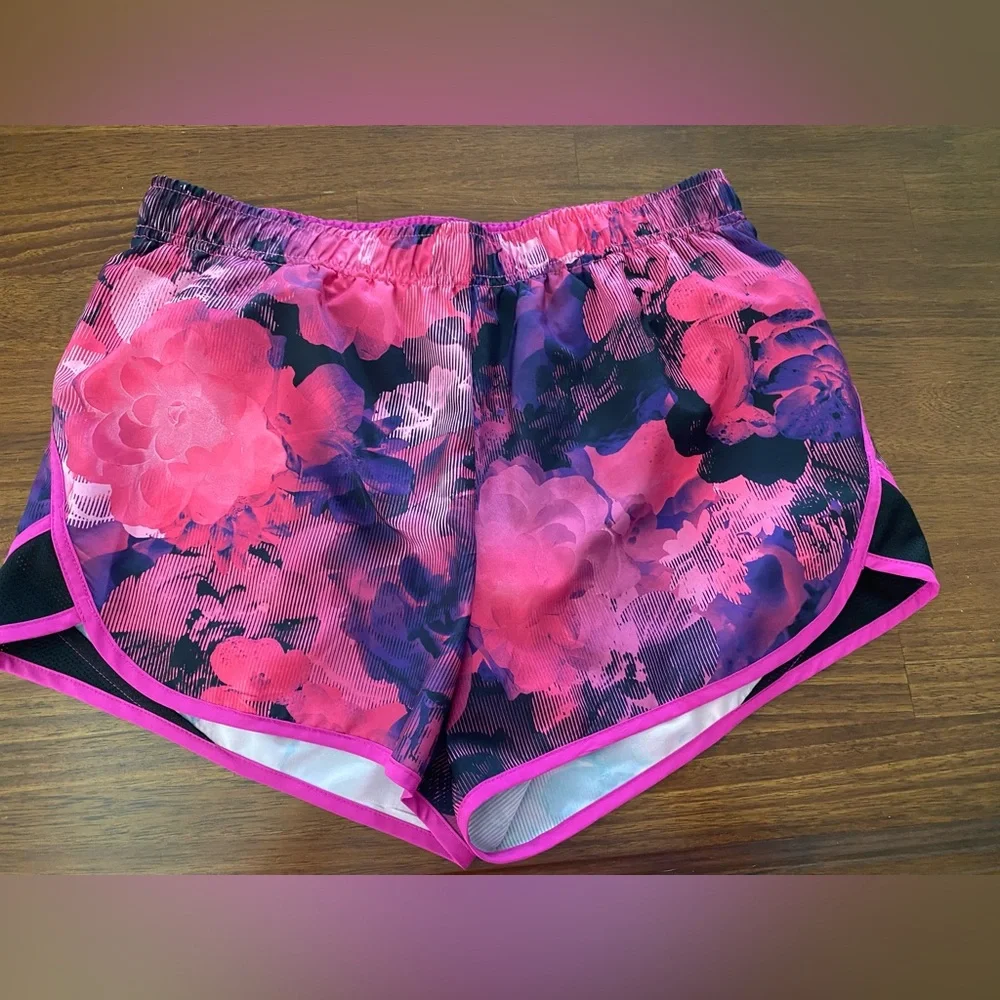 Womens Xersion shorts, size medium. - Picture 4 of 6